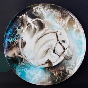 Les chevaux, peint sur un plat en porcelaine