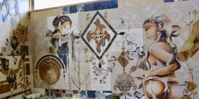 Le mur de mon atelier, peint sur un patchwork de carreau différrents